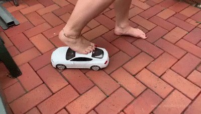 Sneakergirly – Crush Toy Car